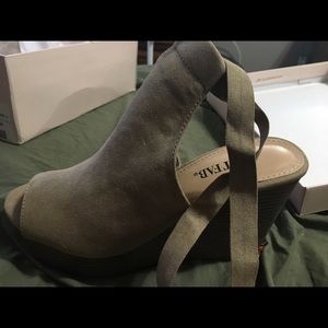 NWT taupe wedges SZ 6